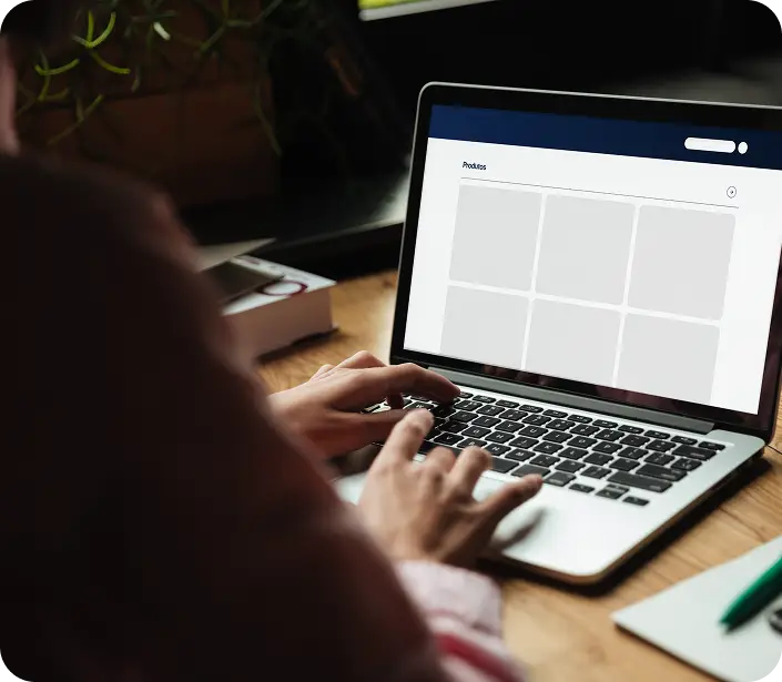 Mãos digitando em um notebook que exibe o eccosys
