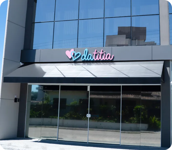 Fachada da sede da Datitia com o letreiro da marca