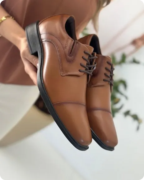Par de sapatos sociais de couro marrom da Ferracini