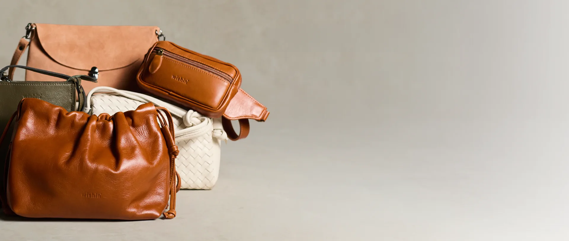 Bolsas de couro da Wishin em tons caramelo, off-white e verde