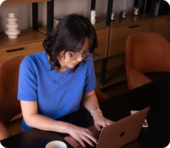 Anna Shin trabalhando no notebook durante a migração de plataforma