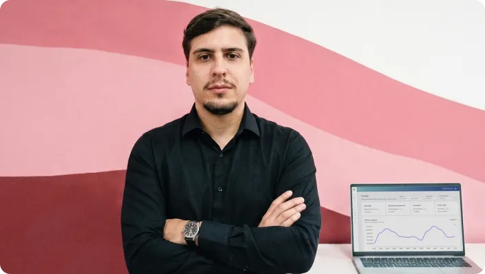 Guilherme, coordenador de expedição da Záfira, ao lado de um notebook com o eccosys