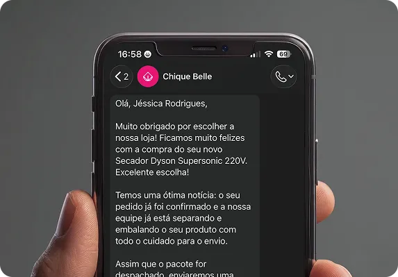 Celular exibindo a mensagem de agradecimento enviada ao cliente