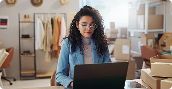 Operadora de e-commerce gerenciando pedidos e estoque