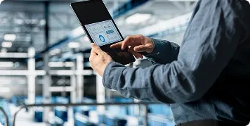 Profissional acompanhando processos automatizados em um tablet