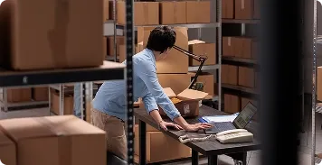 Operador de marketplace processando pedidos no estoque