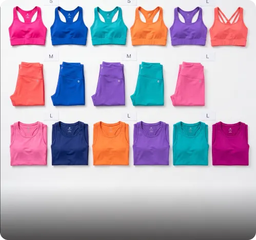 Tops e leggings dobrados por cor, com etiquetas de tamanho P, M e G