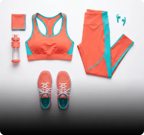 Kit fitness com top, legging, tênis, garrafa e fones sobre fundo claro