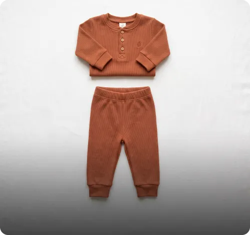 Conjunto infantil de blusa e calça sobre fundo claro