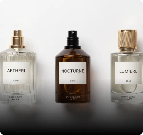 Três frascos de perfume com etiquetas de lote e volume