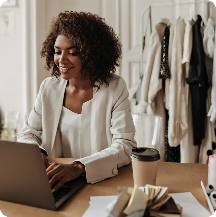 Gestora de moda analisando relatórios no notebook em uma loja